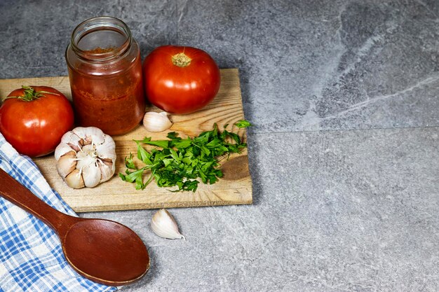 Zestaw świeżych składników na blacie kuchennym