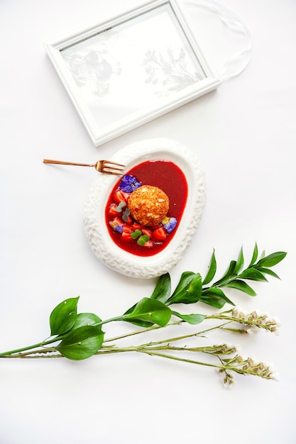 Kolacja przy świecach z aromatycznymi potrawami